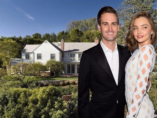 
Evan Spiegel cũng sống ở California. Anh đã mua căn nhà ở Los Angeles và sống với Miranda Kerr, vợ ông vào năm 2016 với giá 12 triệu đô la, tương đương 12,6 triệu đô la điều chỉnh theo lạm phát của 2018. Nó chiếm 0,57% giá trị tài sản ròng 2,2 tỷ đô la của anh.
