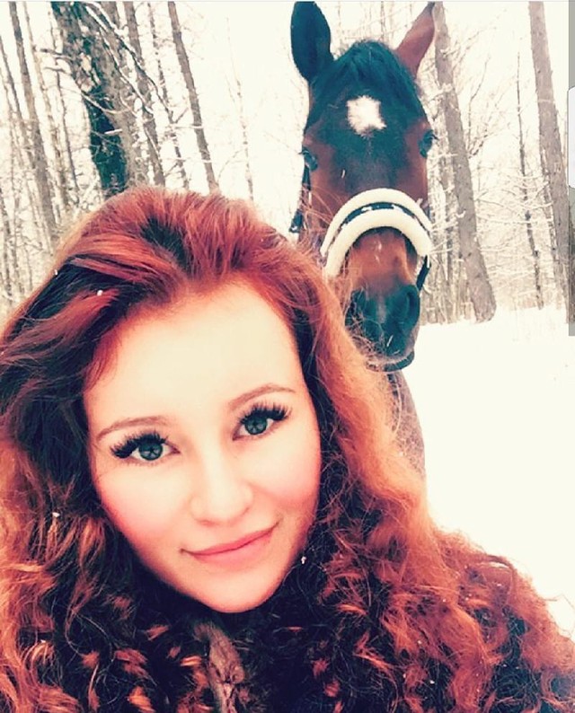 Niềm đam mê bất tận của Alexandra là cưỡi ngựa và chơi với ngựa.