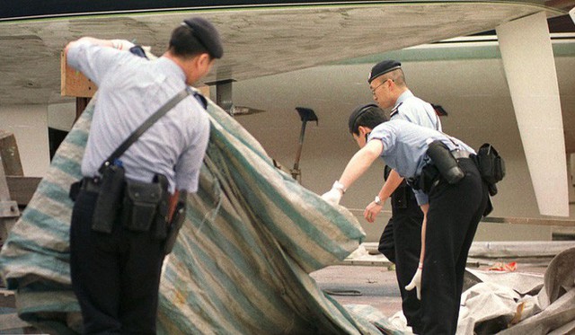 Cảnh sát lùng sục khắp hiện trường nhưng không tìm ra hung khí hay manh mối đột phá (Ảnh: SCMP)