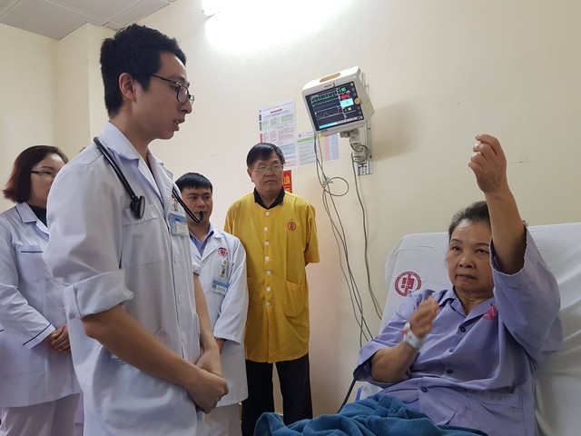 
Vào viện khi liệt nửa người trái do đột quỵ, cụ bà ở Tuyên Quang được các bác sĩ can thiệp kịp thời, nay đã bình phục, tay trái đã tự giơ lên cao. Ảnh: Võ Thu
