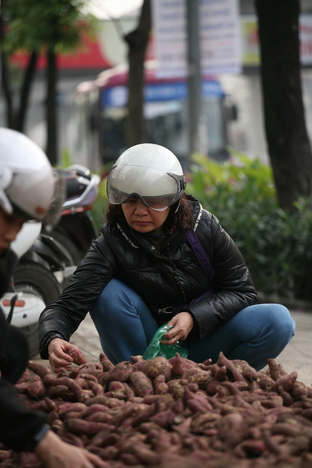 Nhiều người dân khi di chuyển qua khu vực ngày sau khi quan sát thấy đã tạt xuống mua.