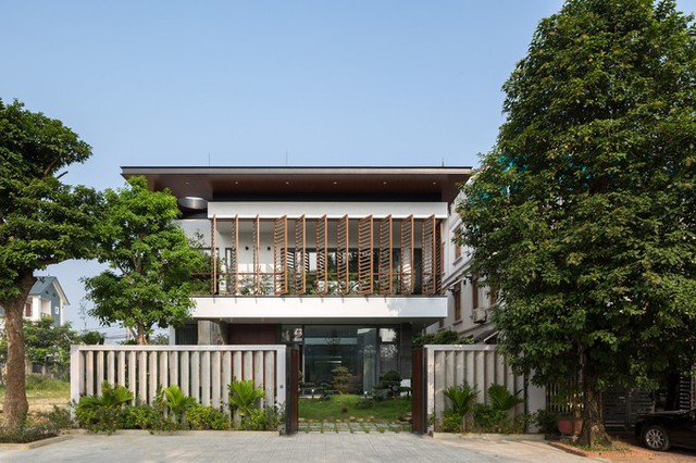 Biệt thự có diện tích sàn tổng cộng 650 m2, được xây dựng trên miếng đất rộng 550 m2, tại thành phố Việt Trì, Phú Thọ. Đây là nơi sinh sống của một đại gia đình ba thế hệ với 10 thành viên.