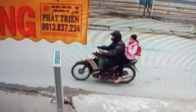 
Camera ghi lại cảnh Trình điều khiển xe máy chở bé gái đến vườn chuối. Ảnh chụp màn hình.

