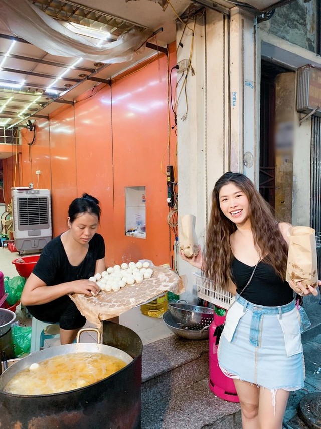 
Lúc Thủy Anh mặc ra đường có fan còn hốt hoảng ra nhắc khéo rằng cô mặc váy trái khiến Thủy Anh không nhịn được cười.
