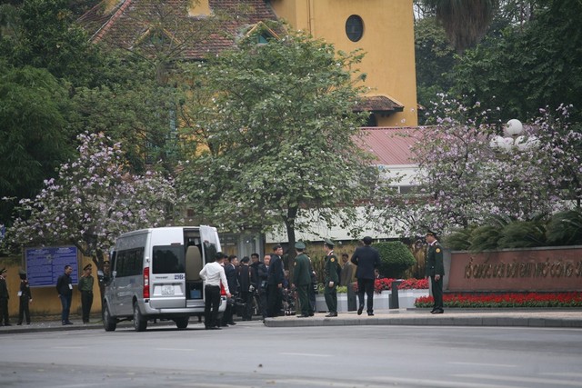 Lực lượng an ninh vây quanh.