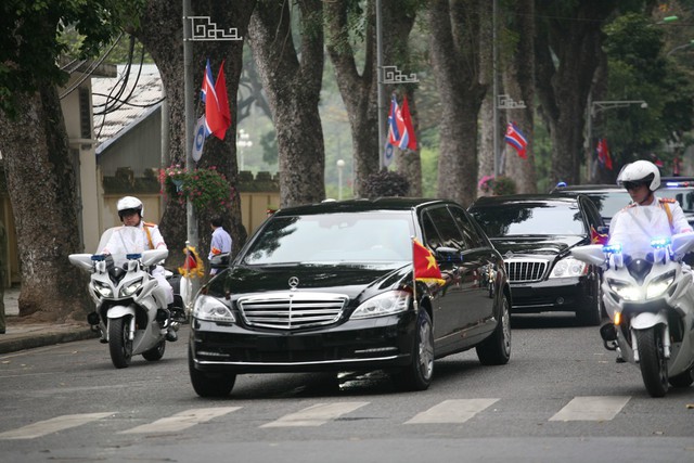 Sau khi thăm tượng đài liệt sĩ vô danh, đoàn tiếp tục vào viếng lăng Chủ tịch Hồ Chí Minh.