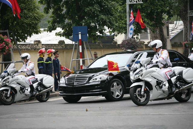 Ông Kim Jong Un cùng đoàn quan chức Triều Tiên đang dâng vòng hoa tại Đài liệt sĩ Vô danh. Nhà lãnh đạo Triều Tiên đã tự tay sửa vòng hoa trước khi bắt đầu phút mặc niệm.