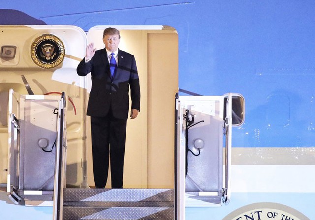 Tổng thống Mỹ Donald Trump vẫy chào khi tới sân bay Nội Bài hôm 26/2. Ảnh: Ngọc Thành.