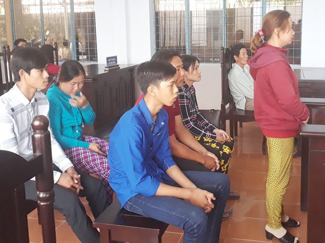 Nguyễn Thị Diệu (đứng) và 5 bị cáo khác trong một lần ra tòa. Ảnh: Nhật Tân.