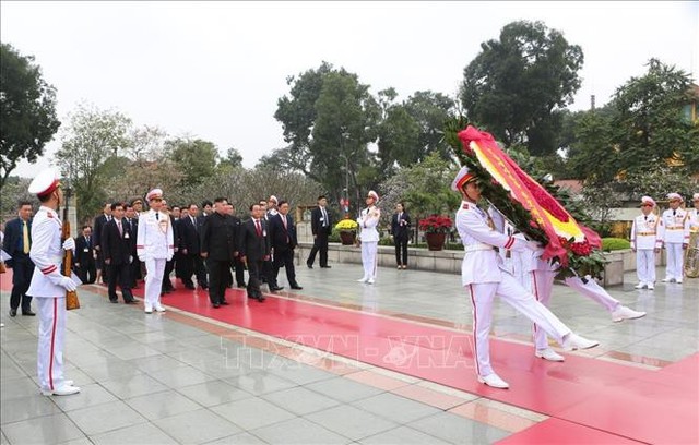 Chủ tịch Triều Tiên Kim Jong-un đến đặt vòng hoa tại Đài tưởng niệm các Anh hùng liệt sĩ. Ảnh: Thành Đạt/TTXVN