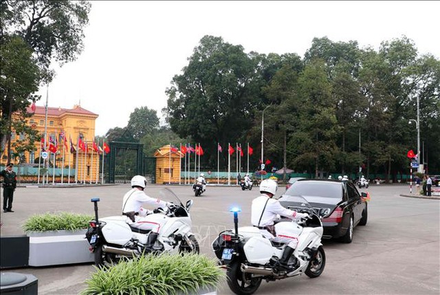 Đoàn Triều Tiên rời khu vực Quảng trường Ba Đình sau khi đến đặt vòng hoa và vào Lăng viếng Chủ tịch Hồ Chí Minh, khởi hành đi Lạng Sơn lúc 10 giờ 5 phút. Ảnh: Văn Điệp/TTXVN
