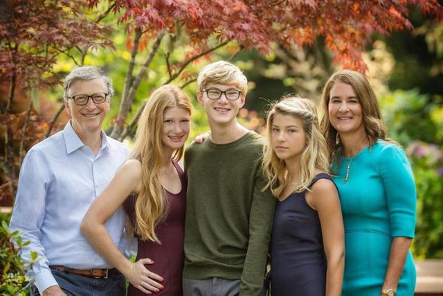 Bill Gates từng dành thời gian vài tuần để cùng cậu con trai Rory thực hiện các chuyến tham quan trường đại học để giúp con chọn trường học trong tương lai. Ảnh: CNBC. 