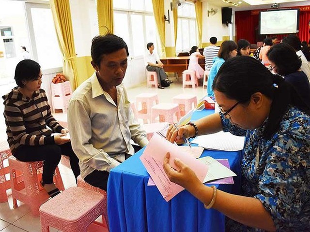 Phụ huynh nộp hồ sơ cho con vào lớp 1 tại trường tiểu học Nguyễn Bỉnh Khiêm, quận 1, TP.HCM năm học 2018-2019.
