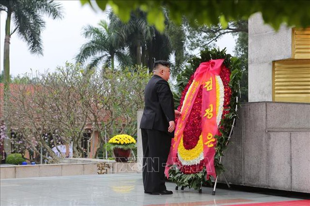 Chủ tịch Triều Tiên Kim Jong-un đặt vòng hoa tại Đài tưởng niệm các Anh hùng liệt sĩ. Ảnh: Thành Đạt/TTXVN
