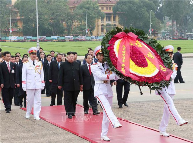 Chủ tịch Triều Tiên Kim Jong-un cùng các thành viên Đoàn đại biểu cấp cao Triều Tiên đến đặt vòng hoa và vào Lăng viếng Chủ tịch Hồ Chí Minh. Ảnh: Văn Điệp/TTXVN
