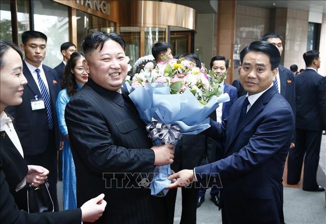 
Chủ tịch UBND TP Hà Nội Nguyễn Đức Chung tặng hoa, tiễn Chủ tịch Triều Tiên Kim Jong-un tại khách sạn Melia (Hà Nội). Ảnh: Lâm Khánh/TTXVN
