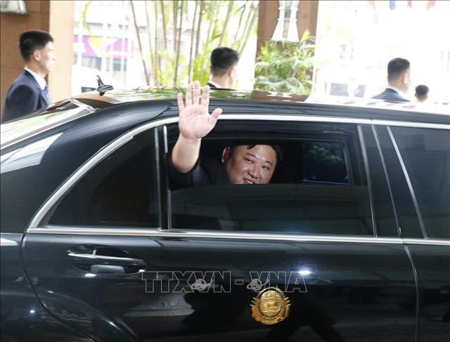 Chủ tịch Triều Tiên Kim Jong-un vẫy tay chào tạm biệt các đại biểu ra tiễn, rời khách sạn Melia lúc 9 giờ 35 phút để đến đặt vòng hoa tại Đài tưởng niệm các  Anh hùng liệt sĩ, đặt vòng hoa và vào Lăng viếng Chủ tịch Hồ Chí Minh. Ảnh: Lâm Khánh/TTXVN