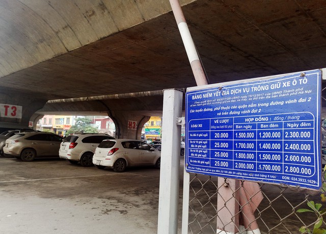 
Bảng giá niêm yết trông giữ xe ô tô tại chân cầu Vĩnh Tuy.
