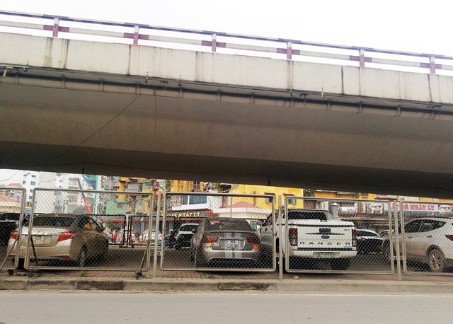 
Đơn vị quản lý cũng tiến hành làm hàng rào sắt nhằm ngăn cách khu vực đỗ xe và lòng đường.
