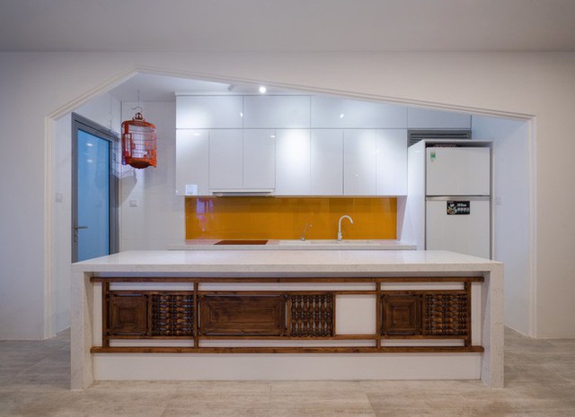 Căn bếp trong nhà là một điểm độc đáo trong căn hộ. Toàn bộ căn bếp được đặt lùi vào bên trong tường chừng 1,5m. Với thiết kế này, khi bước vào từ cửa chính, phòng bếp dường như được ẩn đi, mang đến sự gọn gàng cho không gian sống.