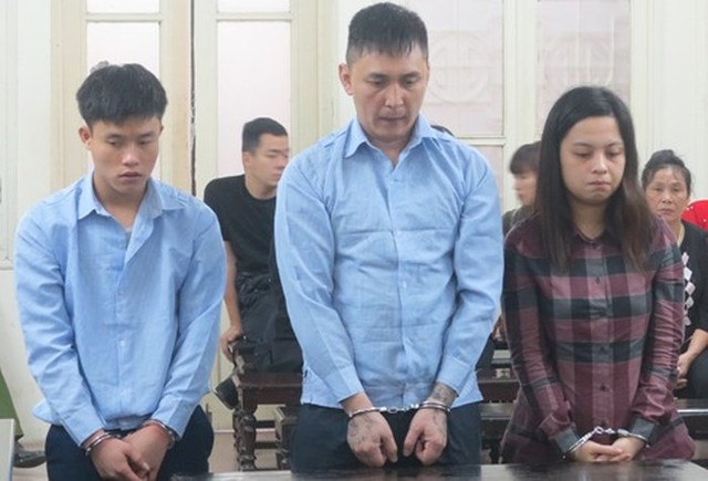 Nguyễn Mạnh Hùng (giữa) và các đồng phạm tại phiên tòa.