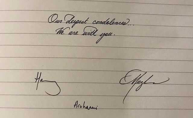 Chữ viết tay của vợ chồng Harry - Meghan trong sổ chia buồn với đất nước New Zealand về vụ xả súng. Ảnh: GC Images.