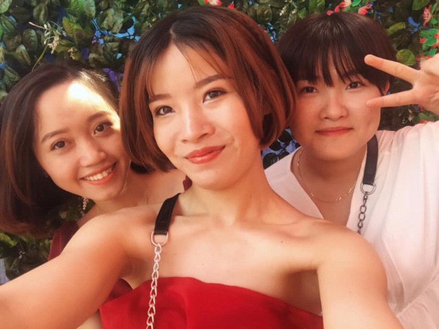 Hoàng An (ở giữa) chụp ảnh cùng em gái (bên phải) trong đám cưới