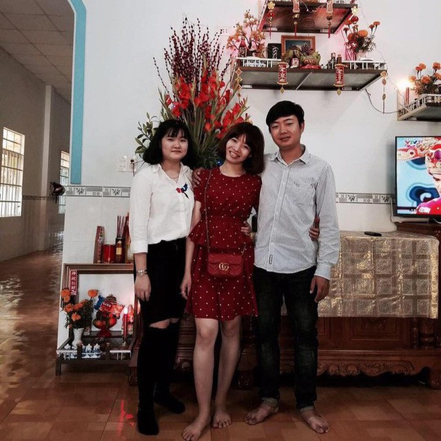 Hoàng An (ở giữa) chụp cùng anh trai (chú rể trong bức ảnh gây sốt và em gái.