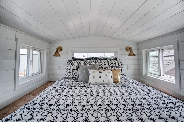 
Khu vực phòng ngủ thoáng rộng trên gác mái nhờ sắc trắng nổi bật.
