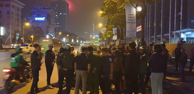 
Nhiều người dân hiếu kì đứng xem đông nghịt tại hiện trường vụ việc trên đường Nguyễn Chí Thanh, Hà Nội.
