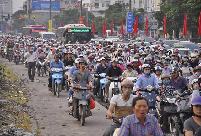 Sự gia tăng các phương tiện cá nhân gây áp lực lớn cho giao thông Hà Nội.