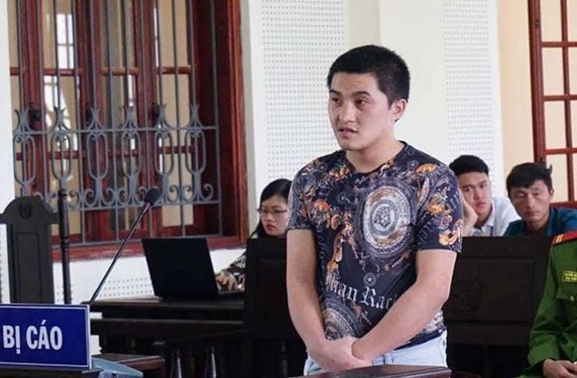 Bị cáo Và Nhia Lỳ tại phiên tòa.