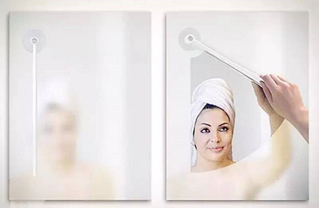 
2. Thiết kế gương có cọ rửa gắn ngay tại mặt kính, khi cần chỉ việc kéo một đường là mặt gương lại sạch bong kin kít.
