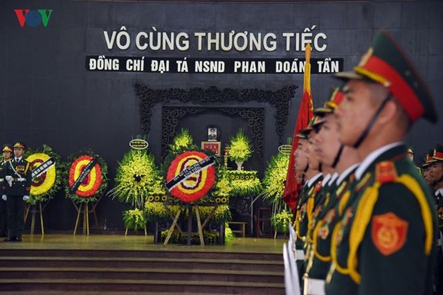 Đến tiễn đưa NSND Do&atilde;n Tần về nơi an nghỉ cuối c&ugrave;ng, nhiều nghệ sĩ đ&atilde; b&agrave;y tỏ niềm tiếc thương, mất m&aacute;t trước sự ra đi của người thầy, người anh - một nghệ sĩ đ&aacute;ng k&iacute;nh, c&oacute; nhiều đ&oacute;ng g&oacute;p cho nền &acirc;m nhạc C&aacute;ch mạng Việt Nam.