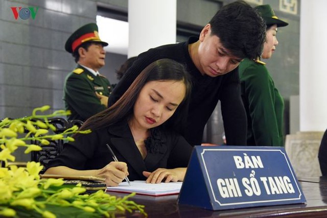 Trong sổ tang, vợ chồng ca sĩ Tấn Minh, Thu Huyền viết: Vĩnh biệt bố - người nghệ sĩ nh&acirc;n c&aacute;ch lớn. Mong bố thanh thản nơi suối v&agrave;ng.