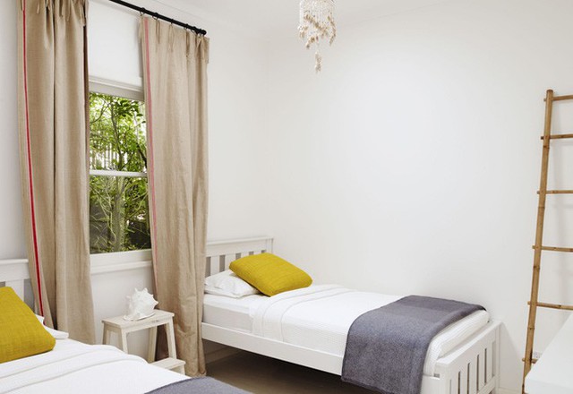 
Phòng ngủ dành cho khách có hai giường đơn và đều có thêm vỏ gối và chăn với tone màu đậm vô cùng nổi.
