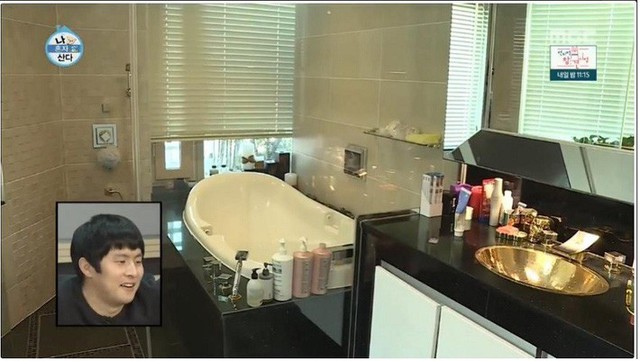 
Phòng tắm nhỏ với cửa sổ kính trong suốt và vô số các vật dụng chăm sóc da.

