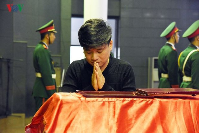 Nam ca sĩ Tấn Minh nh&igrave;n mặt NSND Do&atilde;n Tần lần cuối.