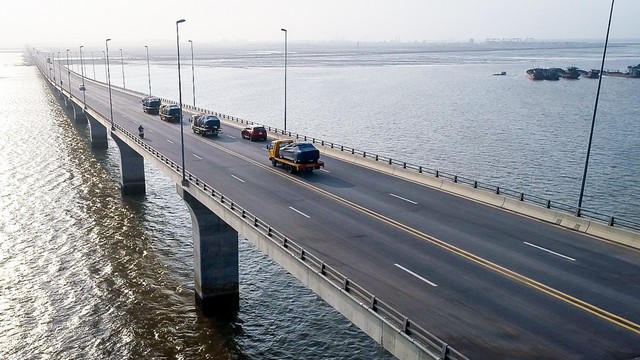 
Dàn xe VinFast được vận chuyển qua cầu vượt biển Tân Vũ - Lạch Huyện (Hải Phòng).
