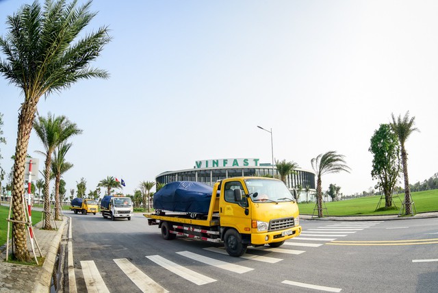 
Dàn xe VinFast được vận chuyển bằng xe chuyên dụng từ nhà máy ra sân bay để chuyển đi nước ngoài.
