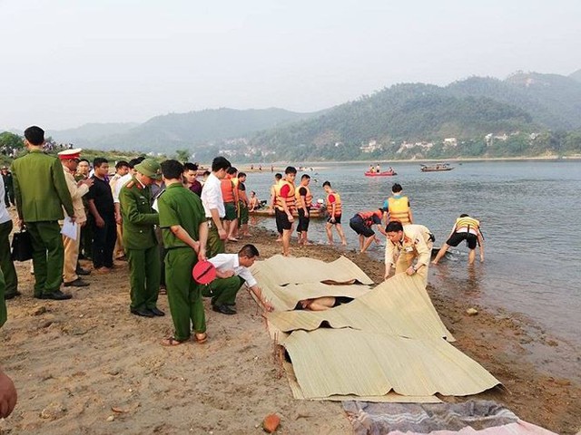 Thời điểm thi thể các cháu được đưa lên bờ.