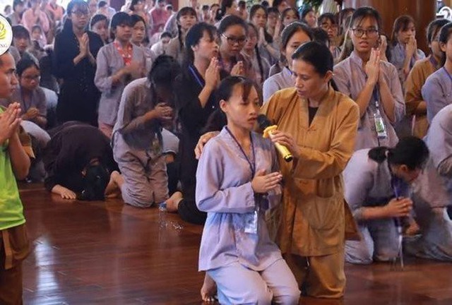 Bà Phạm Thị Yến đang truyền bá “vong báo oán” tại chính điện chùa Ba Vàng.     Ảnh: T.L