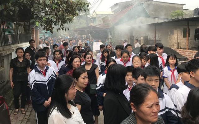 Người thân, hàng xóm và bạn bè đến tiễn biệt các nạn nhân đuối nước về nơi an nghỉ.