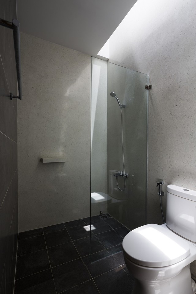 Một số phòng vệ sinh trong nhà có thể đón nhận ánh sáng tự nhiên nhờ thủ pháp cắt góc khối công trình và tạo thông tầng trong nhà.