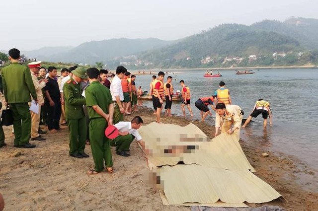 Hiện trường tại bãi cát ven sông Đà, nơi 8 học sinh thiệt mạng. Người dân tại đây cho biết, năm nào cũng có người đuối nước ở khu vực này nhưng tại đây không hề có biển cấm hoặc cảnh báo nào.