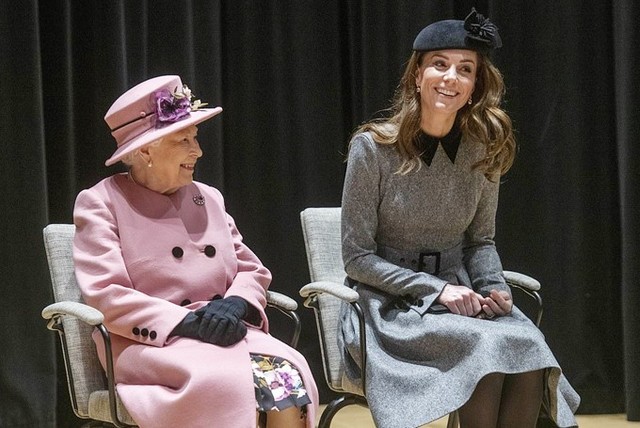 Kate và Nữ hoàng nói chuyện với nhân viên và sinh viên của ĐH King, London, hôm 19/3. Ảnh: UK Press.