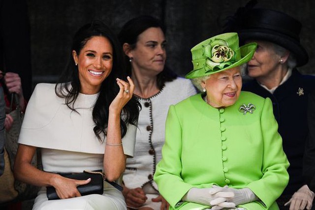 Meghan và Nữ hoàng xem màn trình diễn của thiếu nhi ở hạt Cheshire, Anh, hồi tháng 6/2018. Ảnh: UK Press.