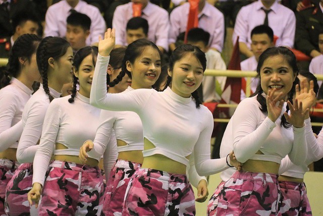 Trong các điệu nhảy rực lửa và đẹp mắt, các nữ sinh của Học viện An ninh nhân dân cho thấy rằng họ cũng đầy năng động, tự tin, đặc biệt rất xinh đẹp.