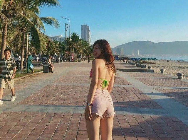 Áo bikini phối cùng quần short là gợi ý hiệu quả dành cho các nàng khi đi dạo bên bờ biển.