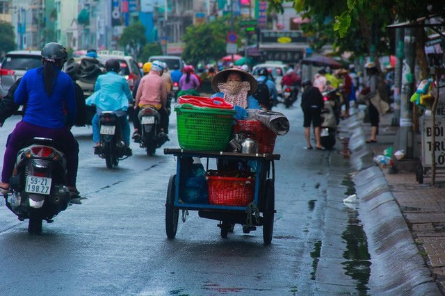 
Nhiều người buôn bán vỉa hè nhanh chân thu dọn đồ đạc tìm nơi tránh mưa.
